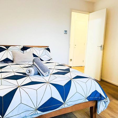 Lovely 2 Bedroom Flat With Free Parking, Great Transport Links To Central London, The Excel Centre, Canary Wharf And The O2! Eksteriør billede