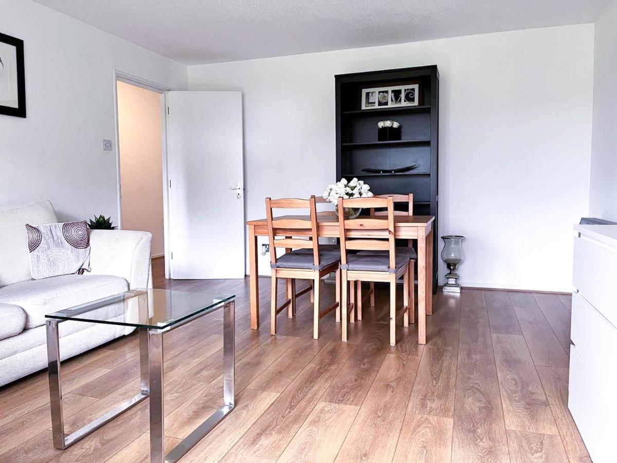 Lovely 2 Bedroom Flat With Free Parking, Great Transport Links To Central London, The Excel Centre, Canary Wharf And The O2! Eksteriør billede