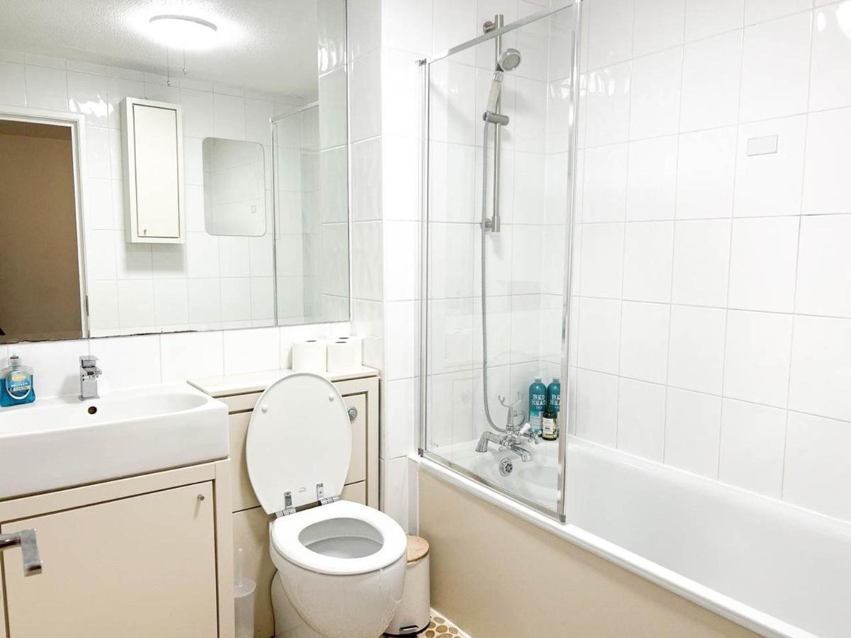 Lovely 2 Bedroom Flat With Free Parking, Great Transport Links To Central London, The Excel Centre, Canary Wharf And The O2! Eksteriør billede