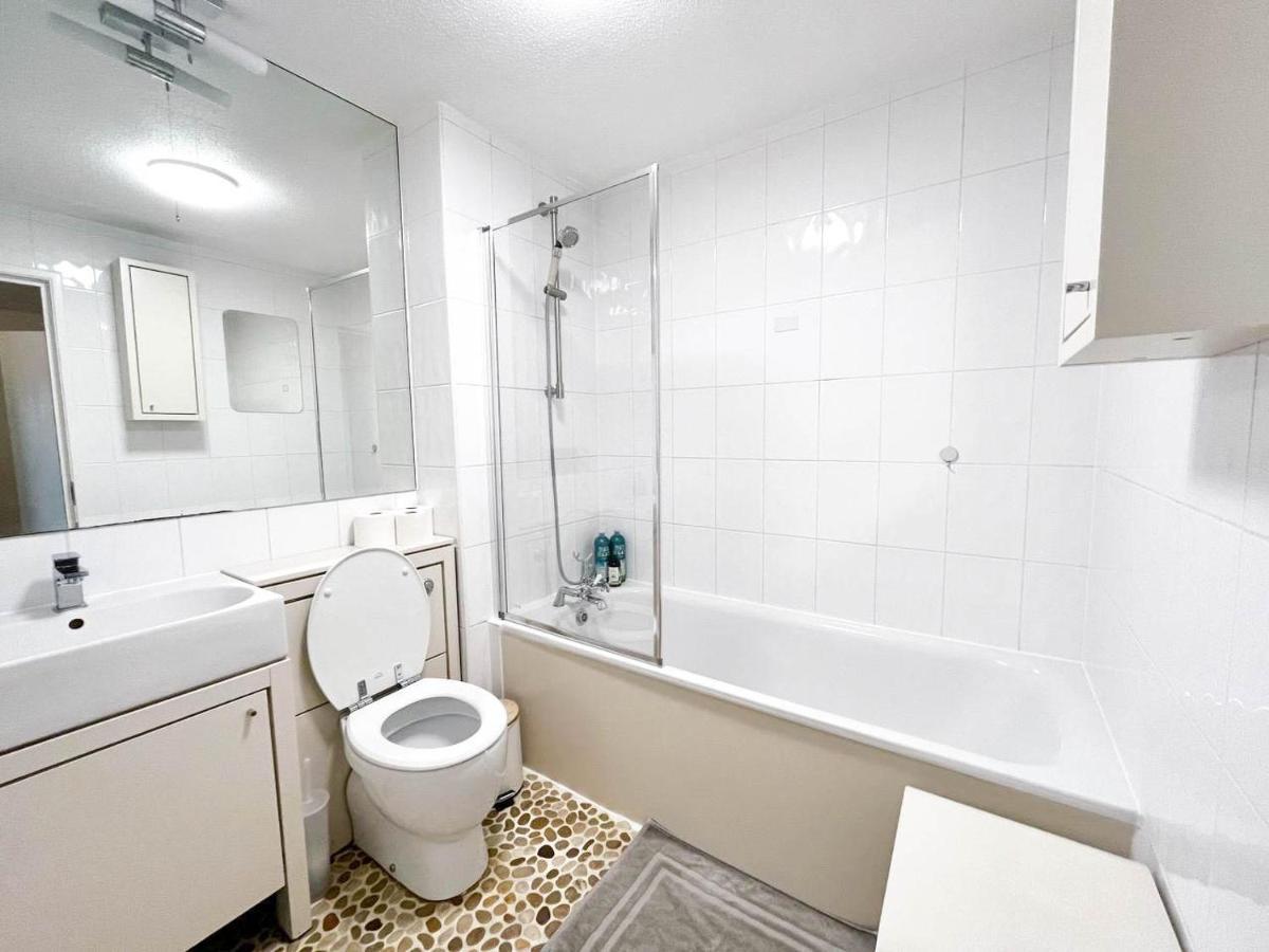 Lovely 2 Bedroom Flat With Free Parking, Great Transport Links To Central London, The Excel Centre, Canary Wharf And The O2! Eksteriør billede